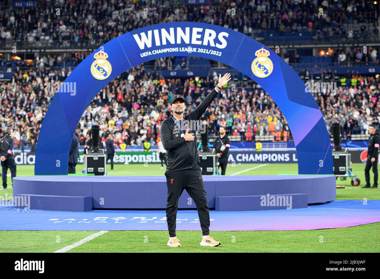 Cérémonie de remise des prix, l'entraîneur Juergen KLOPP (Jvºrgen)(LFC) met une main sur son coeur et le logo du LFC, derrière lui une bannière ‚Äû gagnants ‚Äû geste, geste, finale de la Ligue des champions de football 2022, Liverpool FC (LFC) - Real Madrid (Real) 0: 1, sur 28 mai 2022 à Paris/France. € Banque D'Images