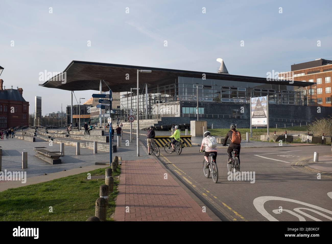 Cyclistes approchant du Parlement gallois dans la baie de Cardiff Cardiff, au sud du pays de Galles Banque D'Images