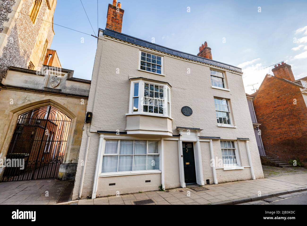 La maison historique dans laquelle la romancière Jane Austen vécut et mourut en 1817, dans College Street, Winchester, Hampshire, Angleterre, avec plaque commémorative Banque D'Images