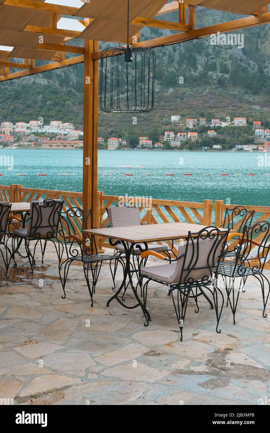 Belle terrasse de restaurant faite de matériaux écologiques sur la plage avec vue panoramique pittoresque sur mer, Kotor, Monténégro. Concept de loisirs et de détente, Voyage Banque D'Images