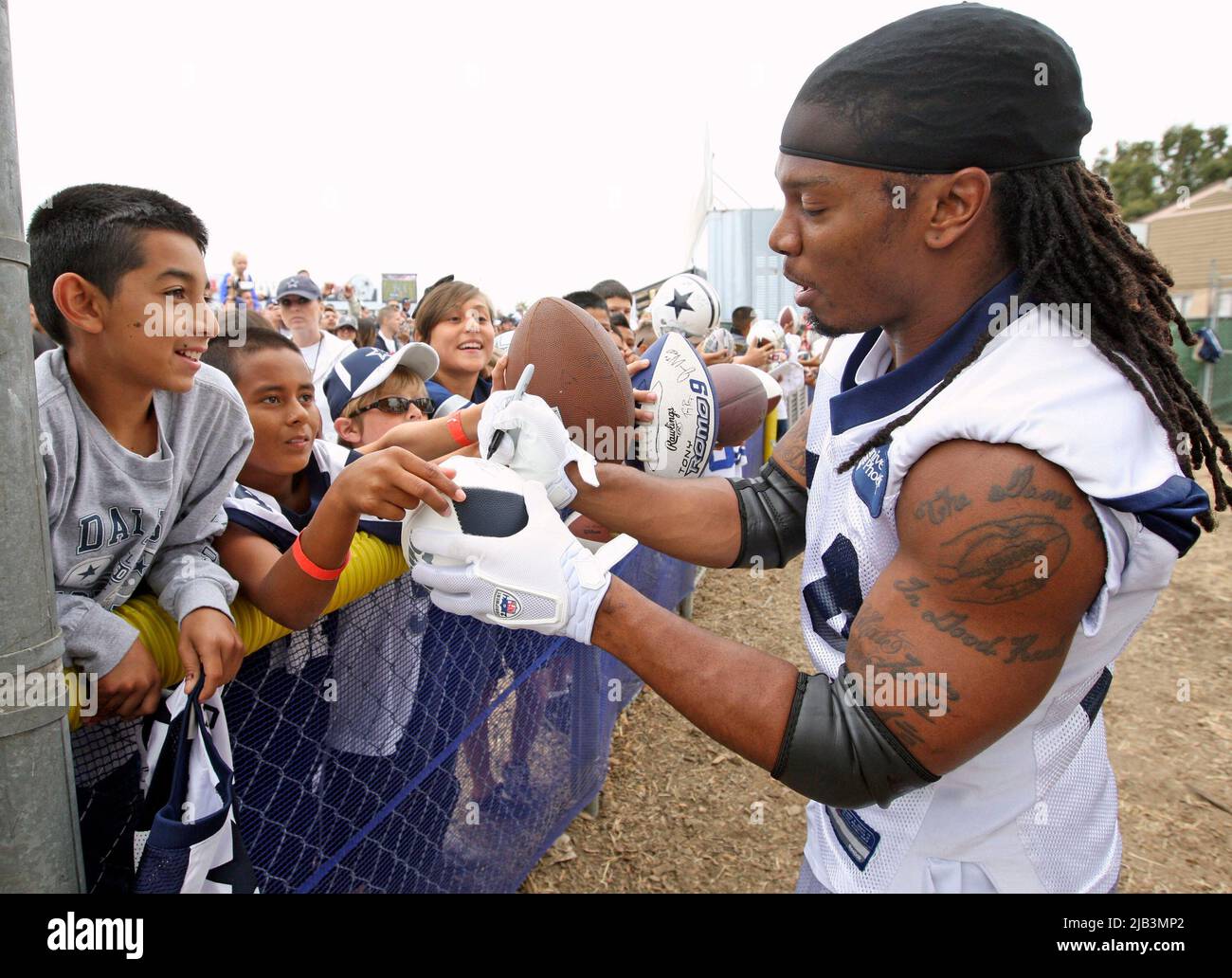 Oxnard, États-Unis. 14th août 2010. Dallas Cowboys qui revient Marion Barber signe des autographes pour les fans lors du camp d'entraînement à Oxnard, Californie, le 14 août 2010. (Photo de Ron Jenkins/fort Worth Star-Telegram/TNS/Sipa USA) crédit: SIPA USA/Alay Live News Banque D'Images