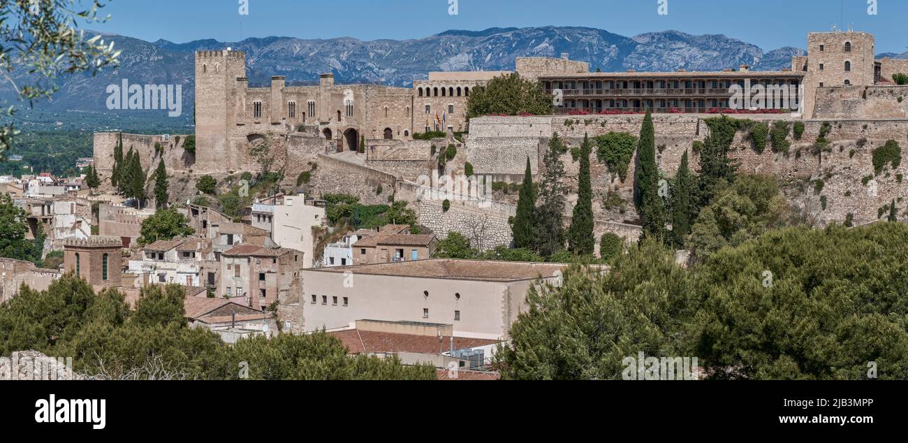 National Parador de Tourisme dans le château de Zuda avec ses murs et tours, Patrimoine culturel de Tortosa, Tarragone, Catalogne, Espagne, Europe Banque D'Images