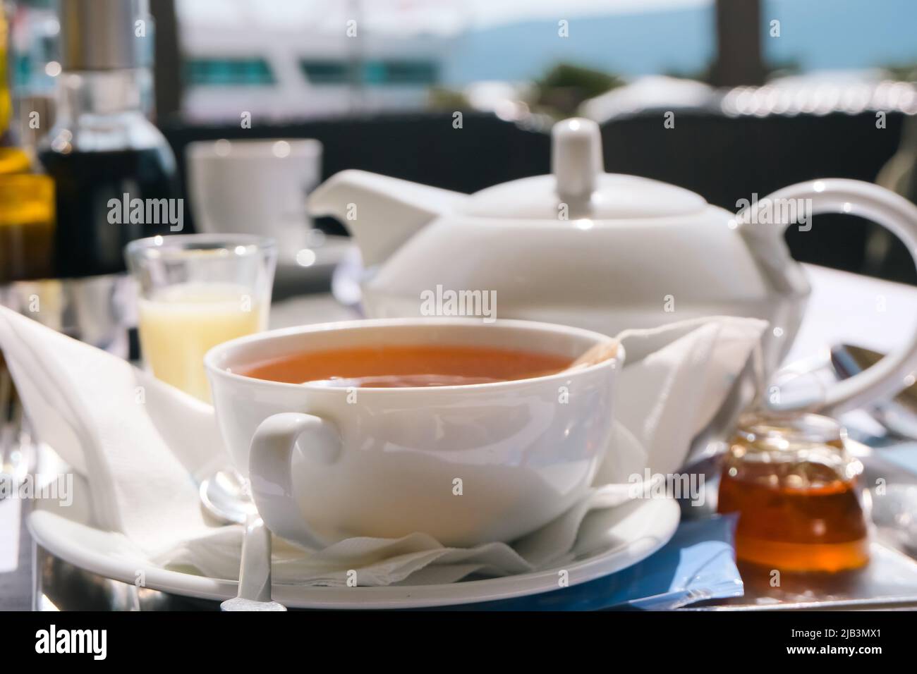 tasse de thé et théière le matin, heure du petit-déjeuner à la terrasse du café, belle encore vie plein air à proximité Banque D'Images