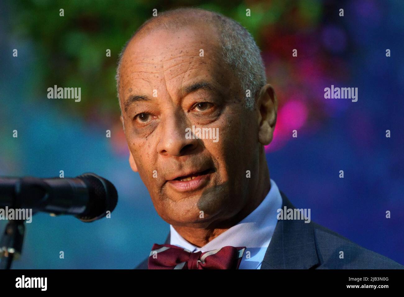 Sir Ken Olisa, lieutenant du Grand Londres, prononce un discours avant qu'une balise du Jubilé de platine soit allumée à la banque Coutts, dans le centre de Londres, le premier jour des célébrations du Jubilé de platine. Plus de 3 000 villes, villages et villes du Royaume-Uni, des îles Anglo-Normandes, de l'île de Man et des territoires britanniques d'outre-mer, ainsi que chacune des capitales des pays du Commonwealth, sont des balises lumineuses pour marquer le Jubilé. Date de la photo: Jeudi 2 juin 2022. Banque D'Images