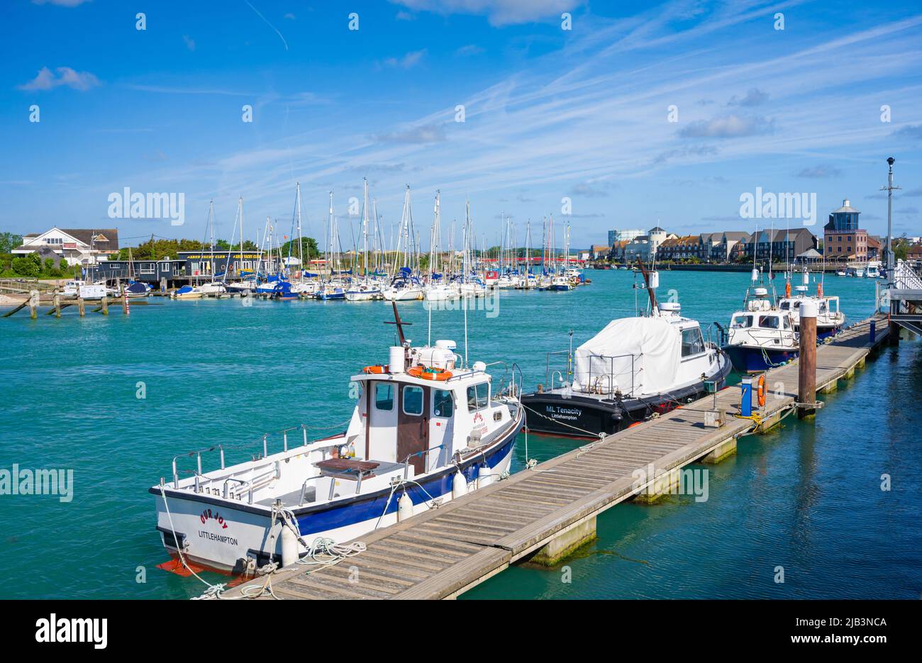 Des bateaux amarrés et attachés à un ponton sur la rivière Arun à Littlehampton, West Sussex, Angleterre, Royaume-Uni. Banque D'Images