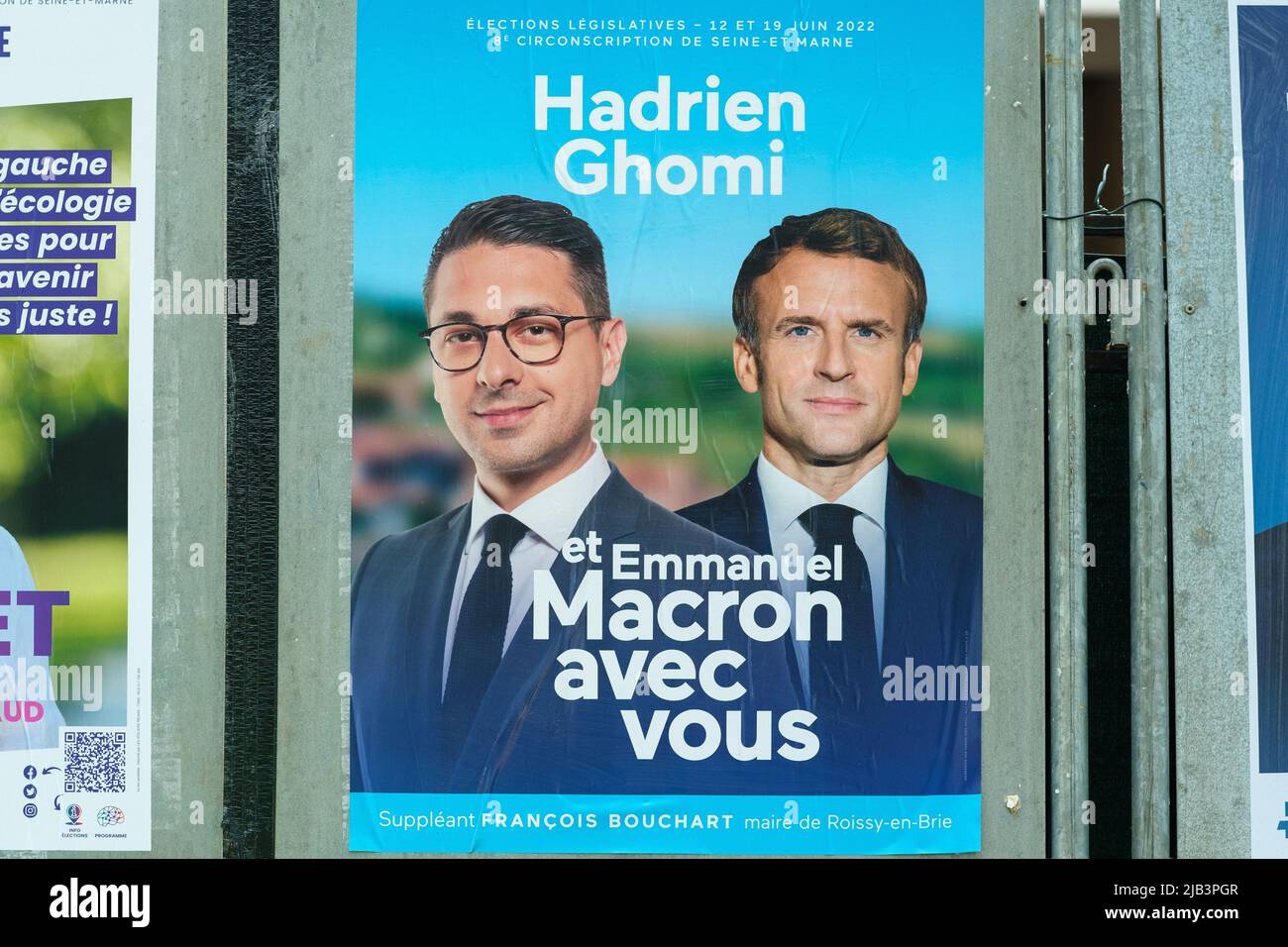 Paris, France - 2 juin 2022 : Portrait d'Emanuel Macron et d'Hadrien Ghomi sur une affiche de campagne dans les rues de Bussy Saint-Georges Banque D'Images