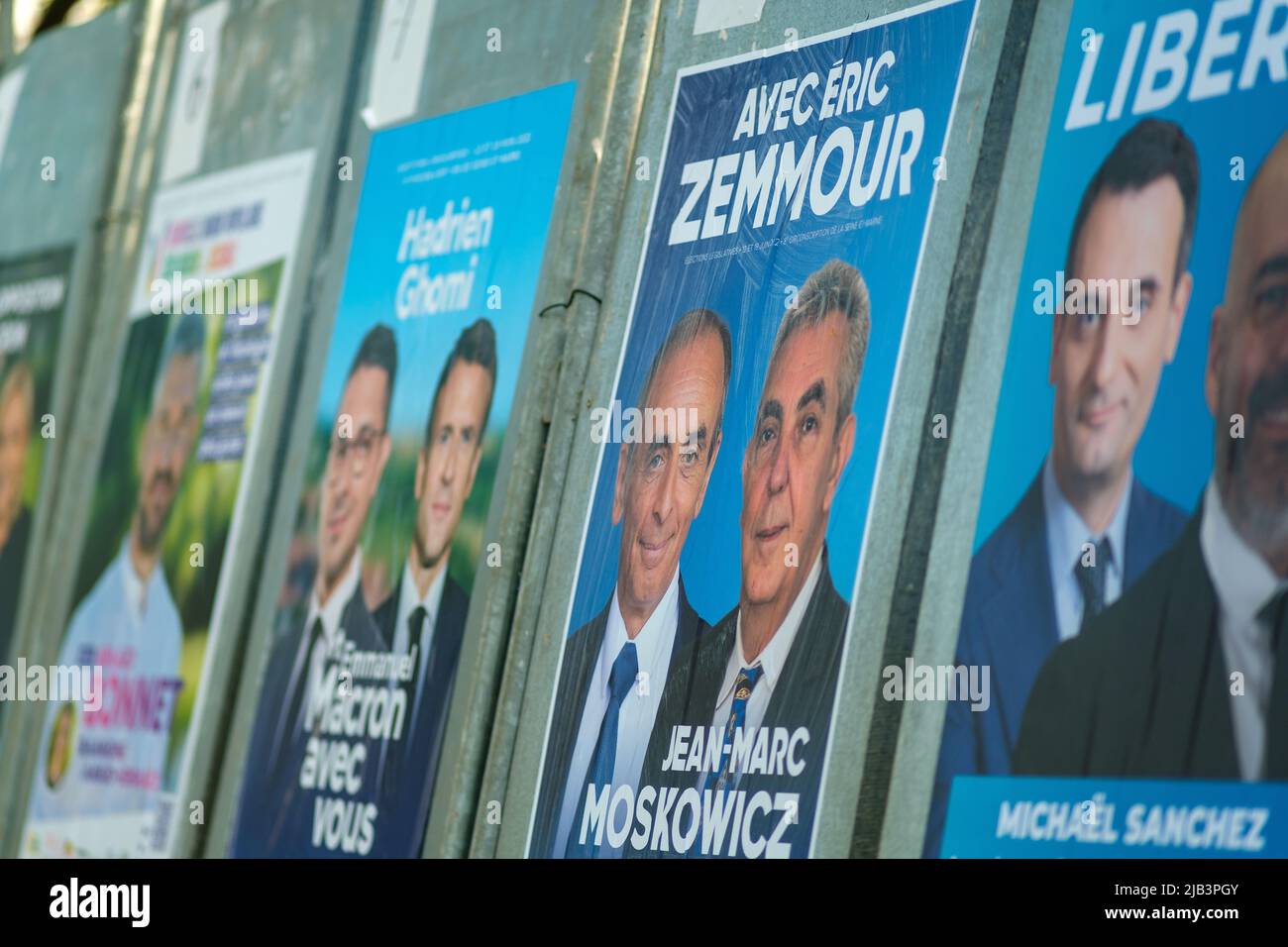 Paris, France - 2 juin 2022 : Portrait d'Eric Zemmour, Jean-Marc Moscowicz et d'autres dirigeants politiques sur une affiche de campagne à Paris Banque D'Images