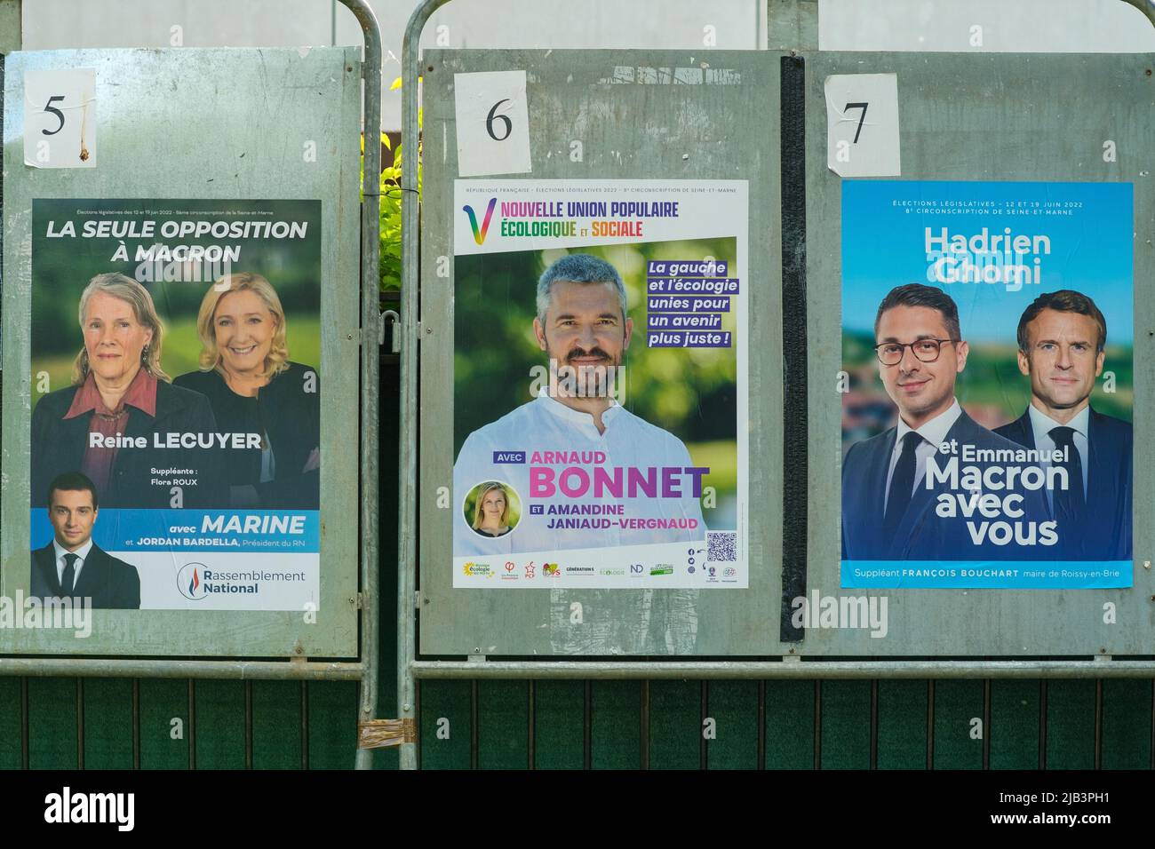 Paris, France - 2 juin 2022 : affiches de campagne de tous les grands hommes politiques français pour les élections législatives Banque D'Images