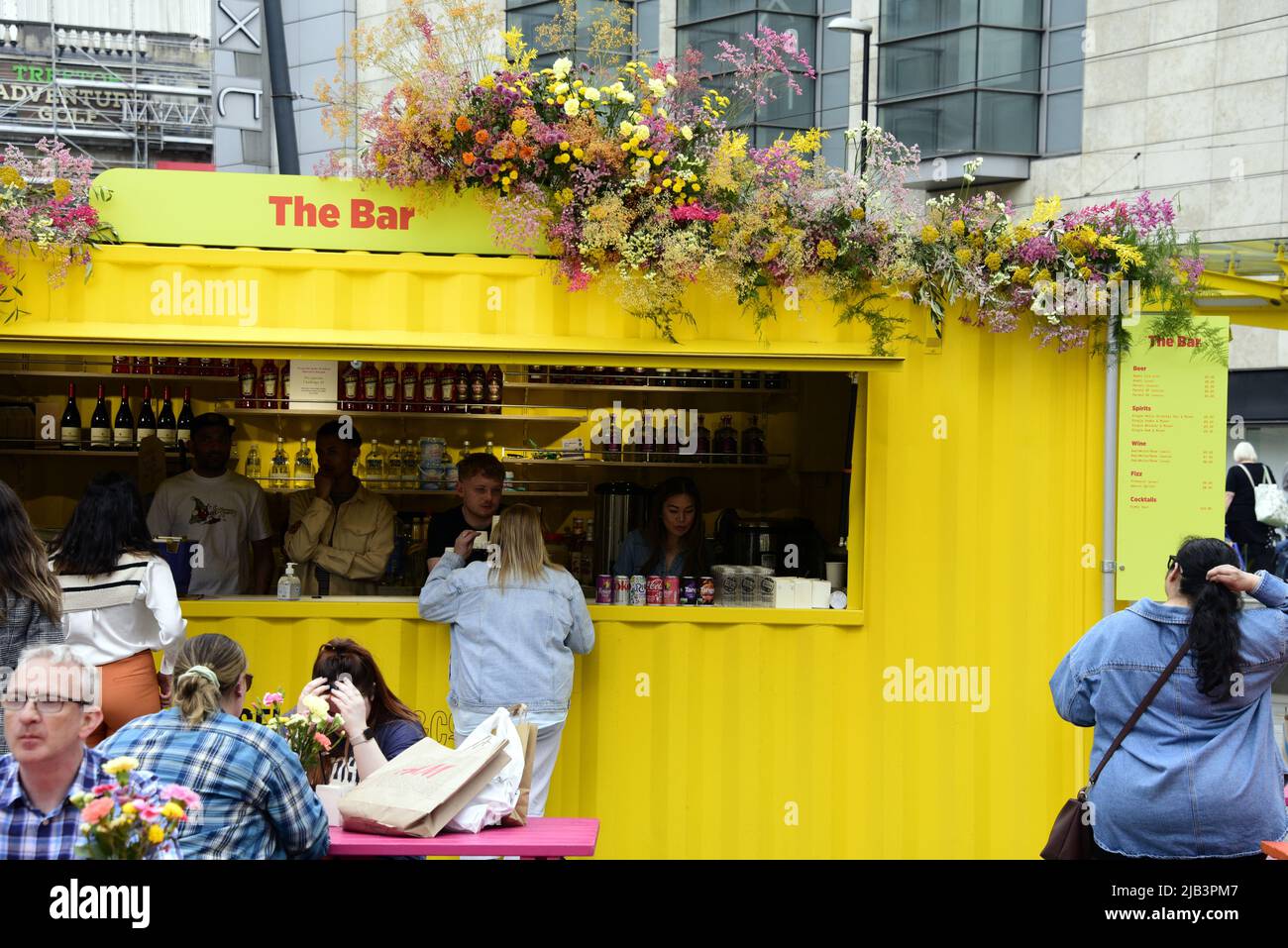 Manchester, Royaume-Uni, 2nd juin 2022. La vie quotidienne dans les rues du centre de Manchester, Angleterre, Royaume-Uni, Iles britanniques, alors que le week-end de Jubilee Bank Holiday commence. Les gens boivent dans un bar pop up de la place des changes décoré de fleurs dans le cadre du salon des fleurs de Manchester. Crédit : Terry Waller/Alay Live News Banque D'Images