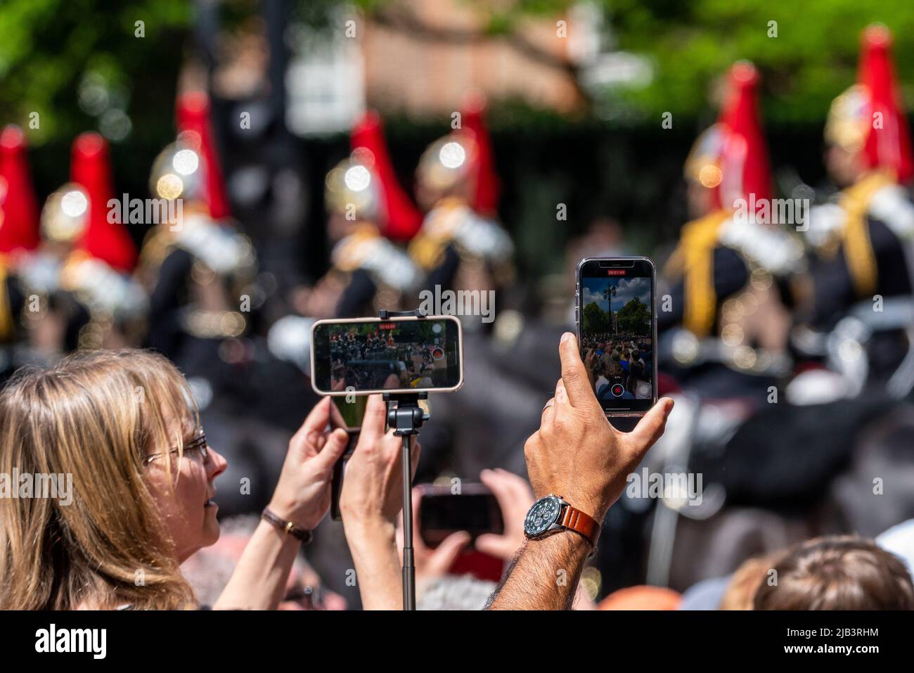 Une foule utilisant des appareils photo de téléphone mobile pour filmer et photographier le Trooping The Color passant le Mall à Londres, au Royaume-Uni. Smartphones, filmer Banque D'Images