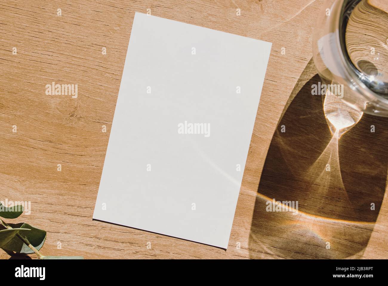 Modèle de papier minimaliste au format lettre, maquette de carte sur table en bois, vue du dessus. Banque D'Images
