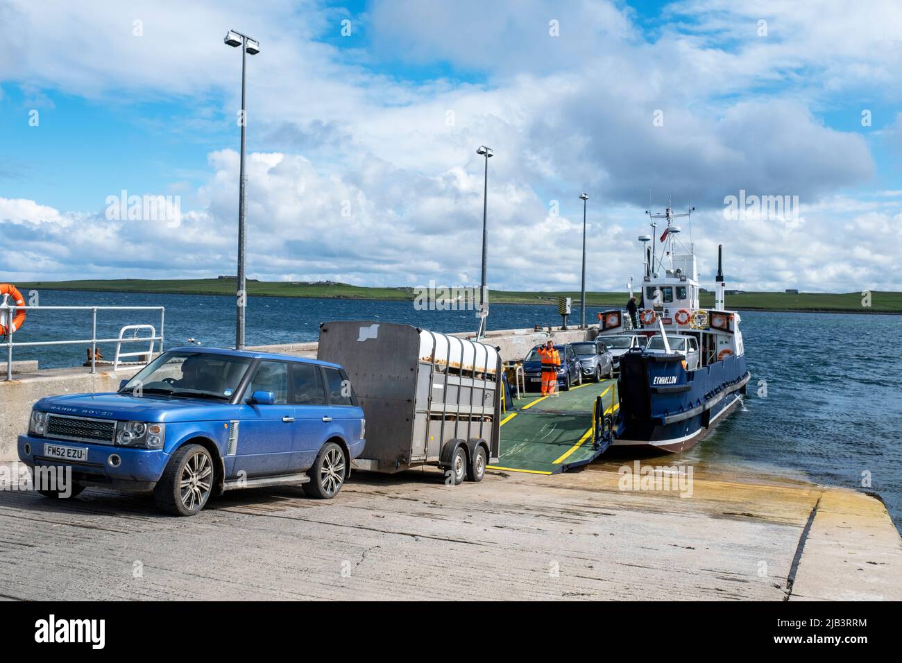 Le ferry Eynehallow débarque à Brinian sur l'île de Rousay, aux îles Orcades, en Écosse. Banque D'Images