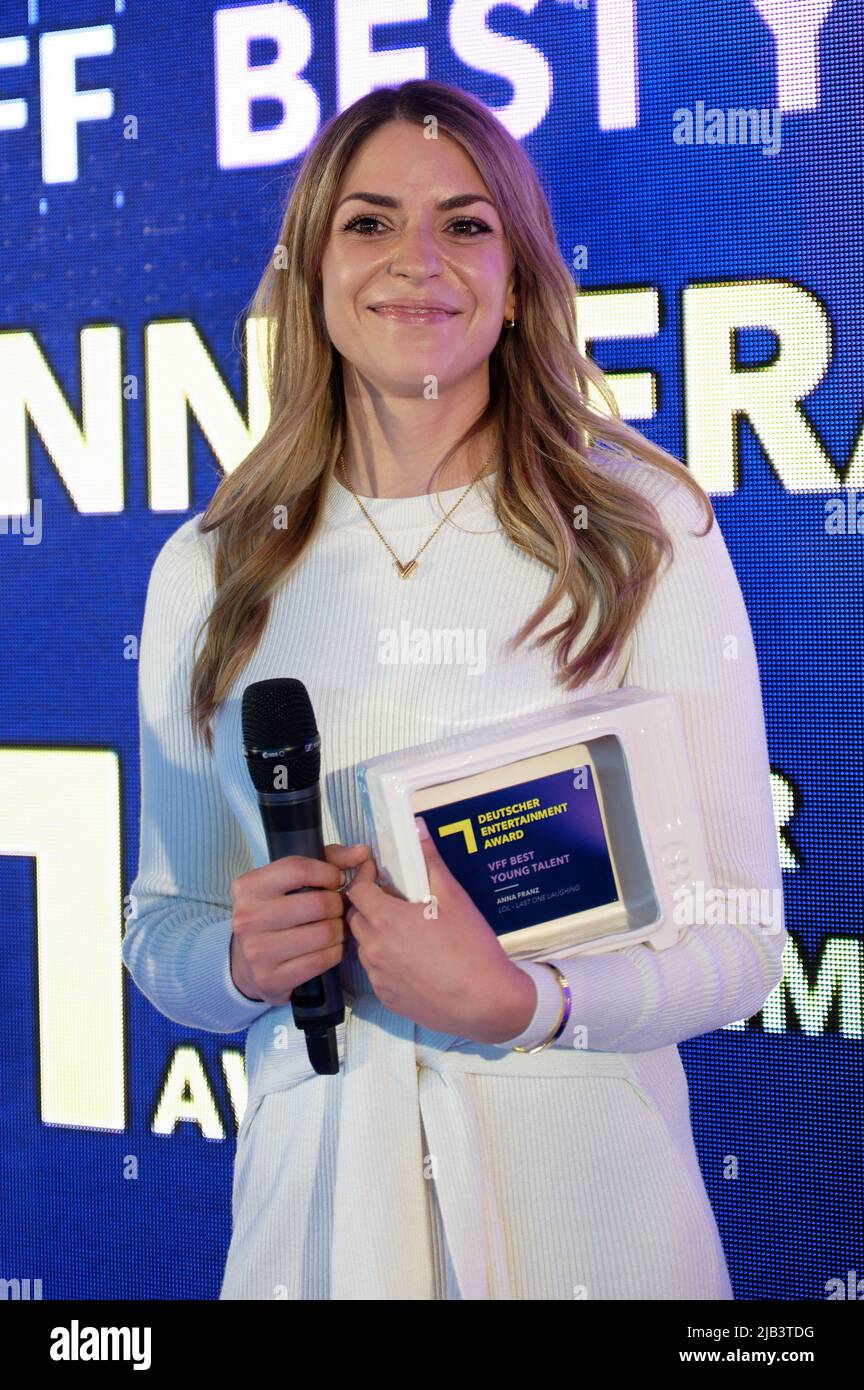 Cologne, Allemagne. 02nd juin 2022. Anna Franz a remporté son nouveau prix « LOL » lors du premier prix de divertissement allemand (DEA). Credit: Henning Kaiser/dpa/Alay Live News Banque D'Images