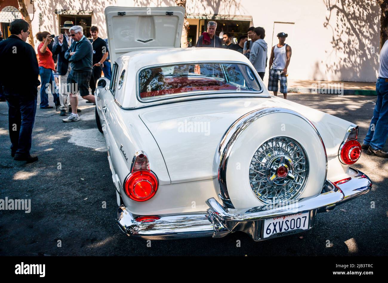 Thunderbird classique exposé, vu au Carmel-by-the-Sea Concours sur l'Avenue pendant la semaine de l'automobile de Monterey Banque D'Images