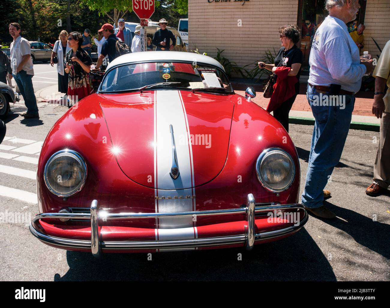 Les spectateurs apprécient les voitures classiques du centre-ville de Carmel, vues au Carmel-by-the-Sea Concours on the Avenue lors de la Monterey car week Banque D'Images