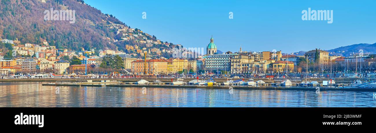 Vue panoramique de la vieille ville de Côme derrière le port et le lac de Côme, Lombardie, Italie Banque D'Images