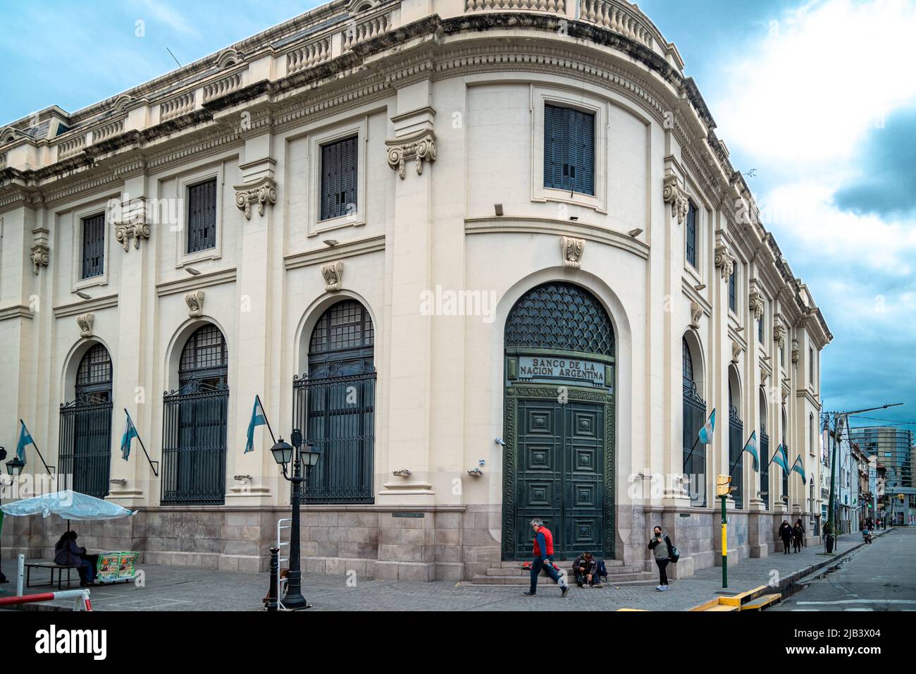 Argentine, Salta - 14 avril. 2022: Bâtiment de la Banque nationale d'Argentine, drapeau Banque D'Images