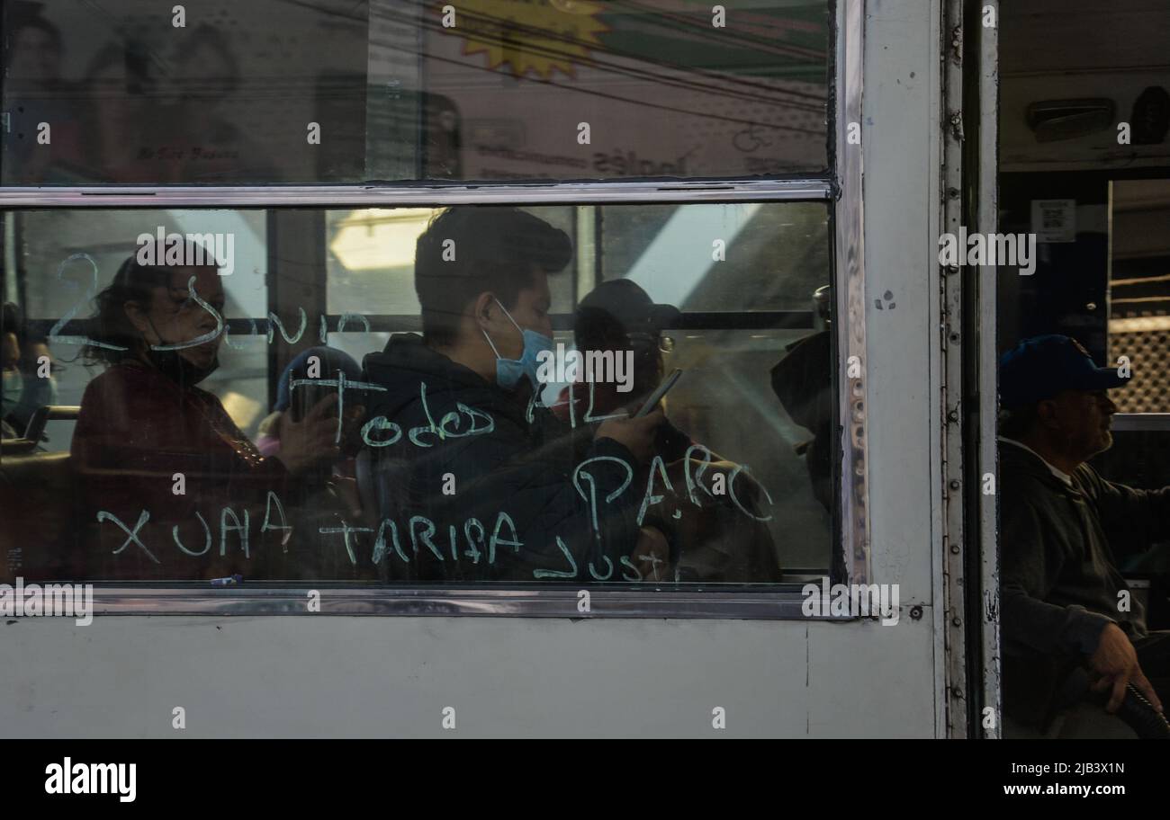 Mexico, Mexico, Mexique. 1st juin 2022. Les chauffeurs de transports en commun participent au bloc des principales rues de la ville, exigeant une augmentation des tarifs des transports en commun. Dans les premières heures de ce jeudi, des centaines de transporteurs ont fait des manifestations et des blocus sur les routes de différentes parties de la ville, provoquant un chaos routier exigeant que leurs exigences soient satisfaites. Sur 2 juin 2022 à Mexico, au Mexique. (Credit image: © Aidee Martinez/eyepix via ZUMA Press Wire) Banque D'Images