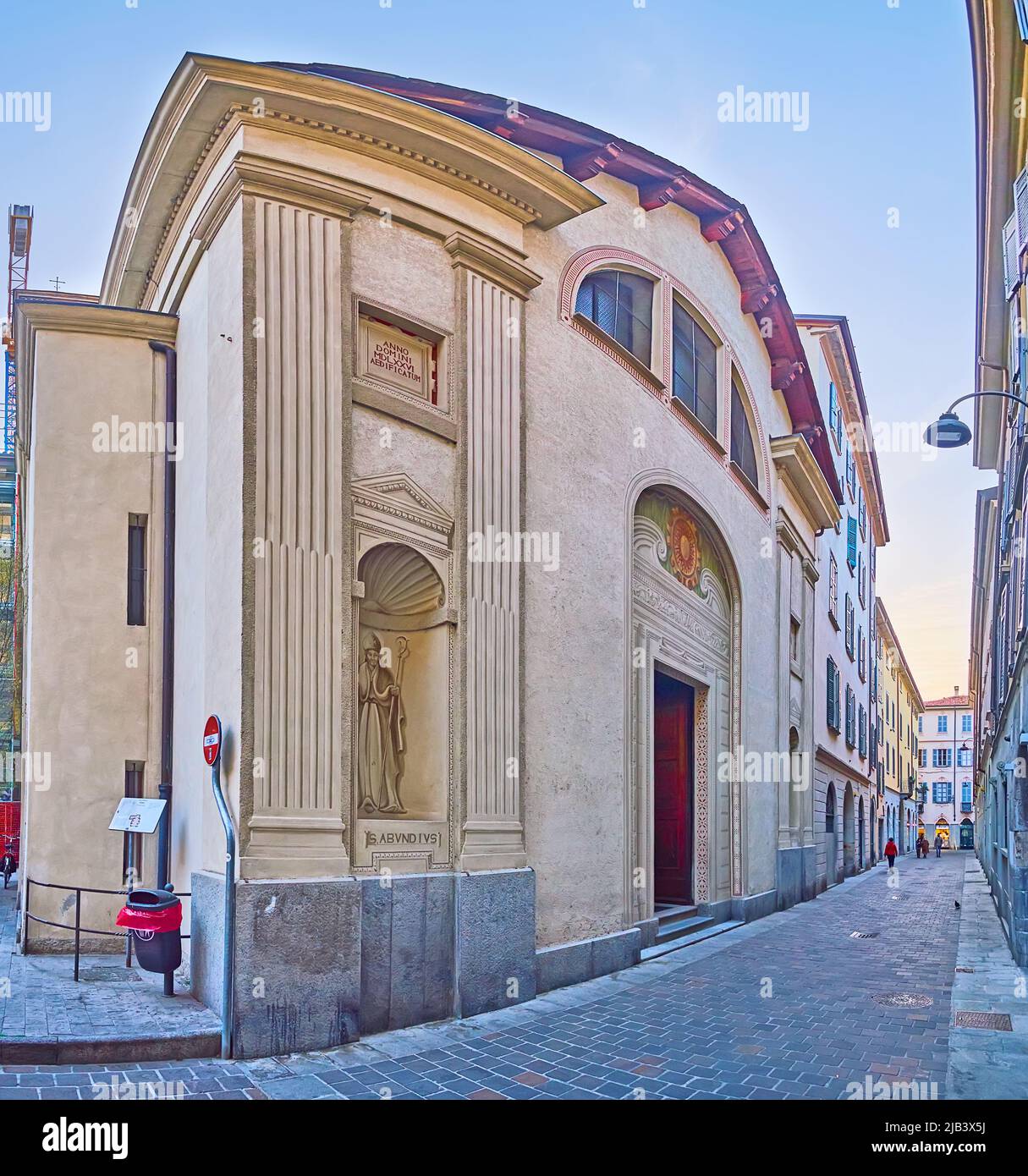 La façade de Chiesa del Gesu (église de Jésus) ou de l'église Saint Felix de Côme et Saint Amanzio de Côme, situé sur la rue via Primo Tatti dans la vieille ville de Banque D'Images