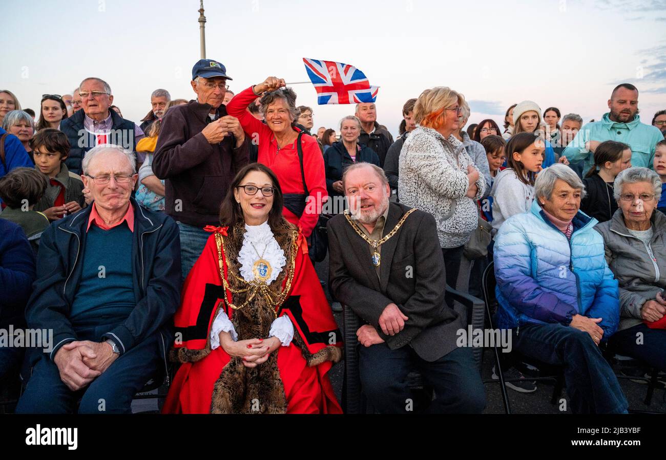 Hove , Brighton UK 2nd juin 2022 - des foules se rassemblent pour l'éclairage du feu à éclats LED du Jubilé de platine de la Reine sur le front de mer de Hove ce soir, car des balises à travers le pays sont allumées pendant les célébrations : Credit Simon Dack / Alay Live News Banque D'Images