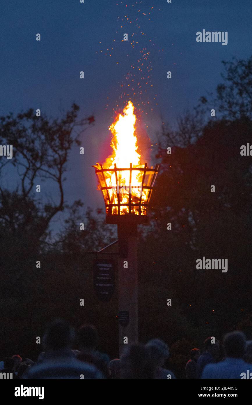 Fordingbridge, Hampshire, Royaume-Uni, 2nd juin 2022. Jubilee Beacon, érigé pour célébrer le Jubilé de platine de la reine Elizabeth II, est allumé à 9:45 pm en conjonction avec des dizaines d'autres balises autour du pays. Paul Biggins/Alamy Live News Banque D'Images