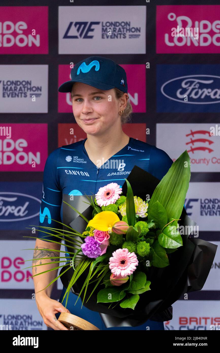 Emma Norsgaard Bjerg de Movistar Team, 3rd place à la course cycliste féminine de RideLondon Classique 2022 ELITE, sur le podium à Maldon, Essex, Royaume-Uni Banque D'Images