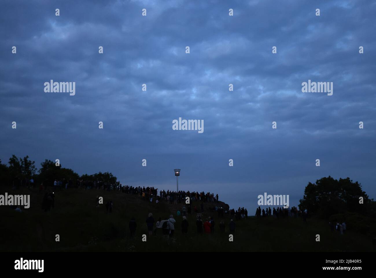 Mountsorrel, Leicestershire, Royaume-Uni. 2nd juin 2022. Les gens regardent le Beacon sur Castle Hill allumé pendant les célébrations du Jubilé de platine. Des milliers de balises ont été illuminées dans toutes les régions du Royaume-Uni pour marquer l'année 70th de la reine Elizabeth IIÕs sur le trône. Credit Darren Staples/Alay Live News. Banque D'Images