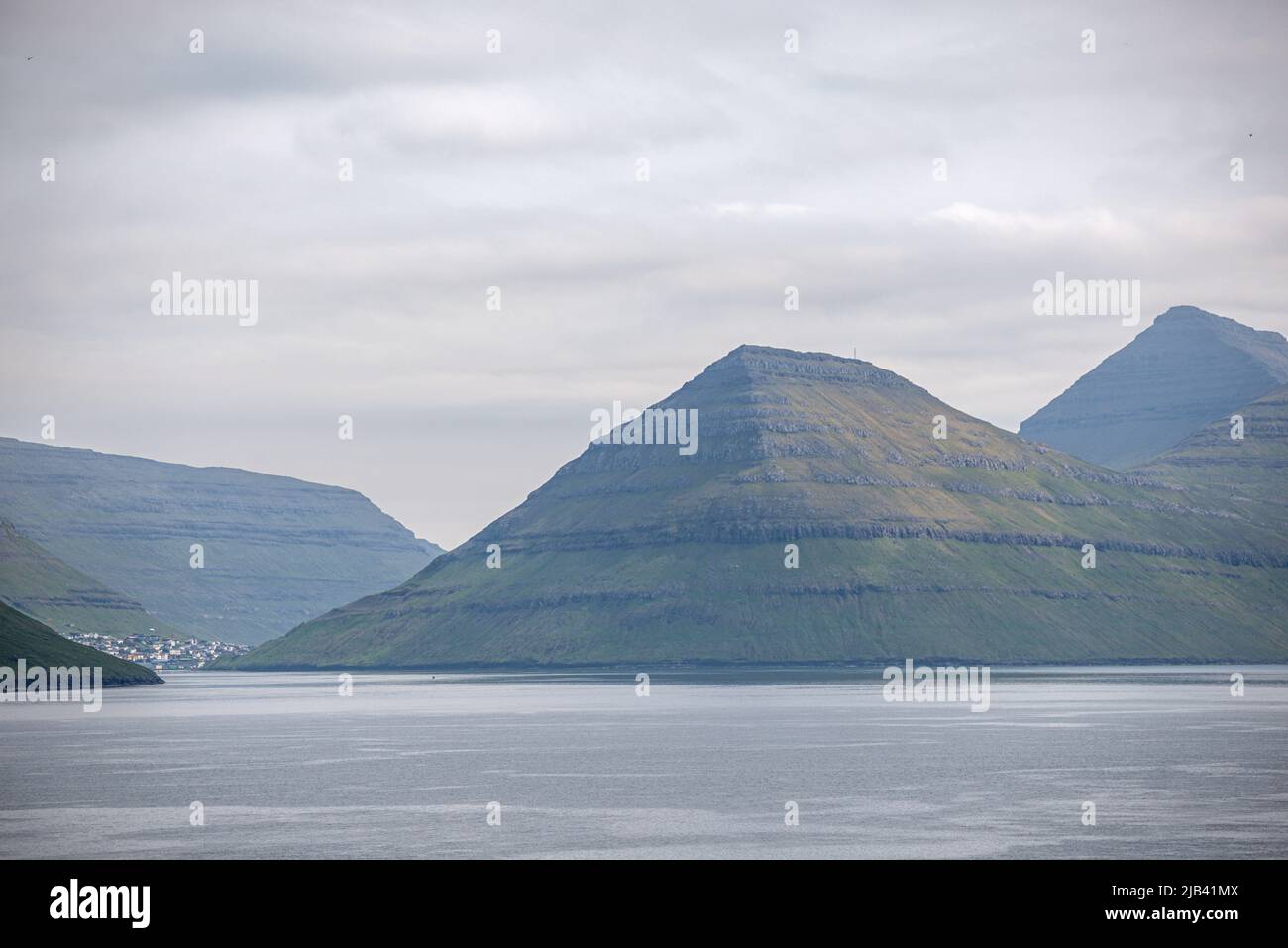 Îles de Kunoy vues depuis le ferry allant de Klaksvik aux îles de Kalsoy, îles Féroé Banque D'Images