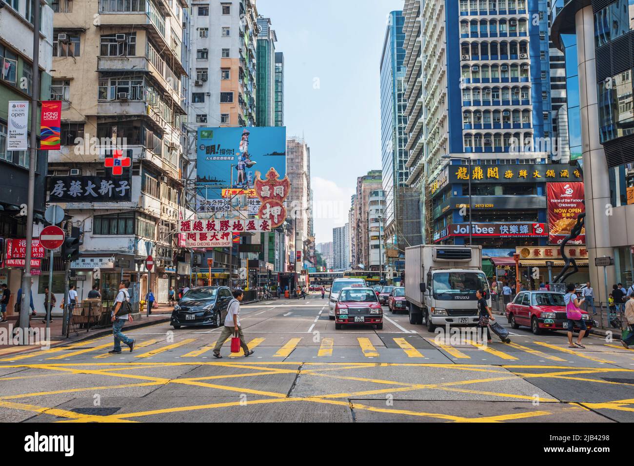 Une scène dynamique du centre-ville avec la circulation, les piétons et les bâtiments imposants couverts de publicités, Argyle Street, Hong Kong Banque D'Images