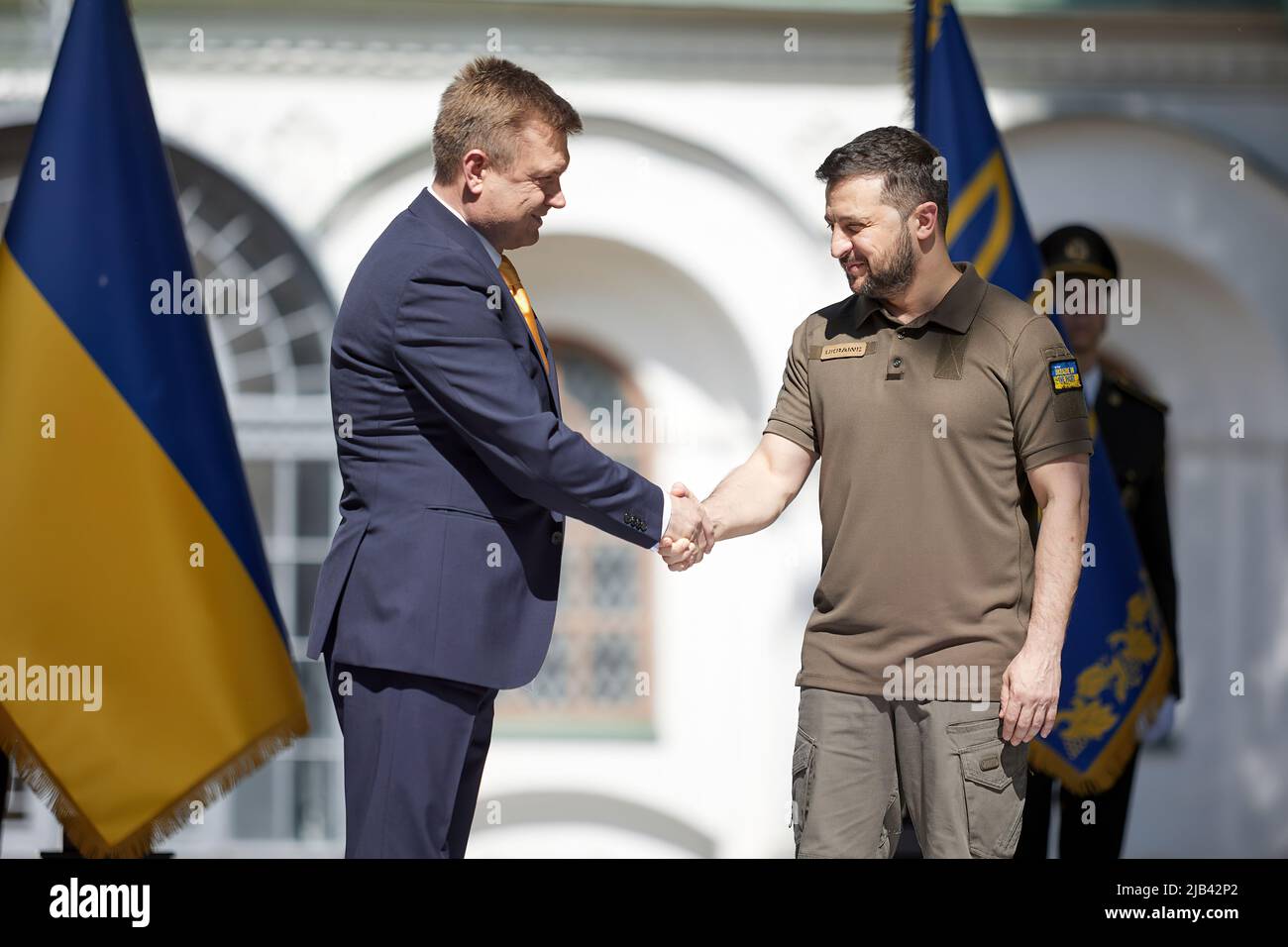 Le Président de l'Ukraine, Volodymyr Zelensky, a reçu aujourd'hui des lettres de créance de l'Ambassadeur des États-Unis Bridget Brink, de l'Ambassadeur de la République de Moldova Valeriu Chiveri et de l'Ambassadeur de la République de l'Inde Rule Kumar Jain qui commencent leur mission dans notre pays. La cérémonie de présentation des lettres de créance a eu lieu sur le territoire de la Réserve nationale 'Sophia de Kiev' avec la participation de représentants de tous les pays étrangers, dont les ambassades ont déjà repris leurs travaux en Ukraine. Photo: Bureau du Président de l'Ukraine Banque D'Images