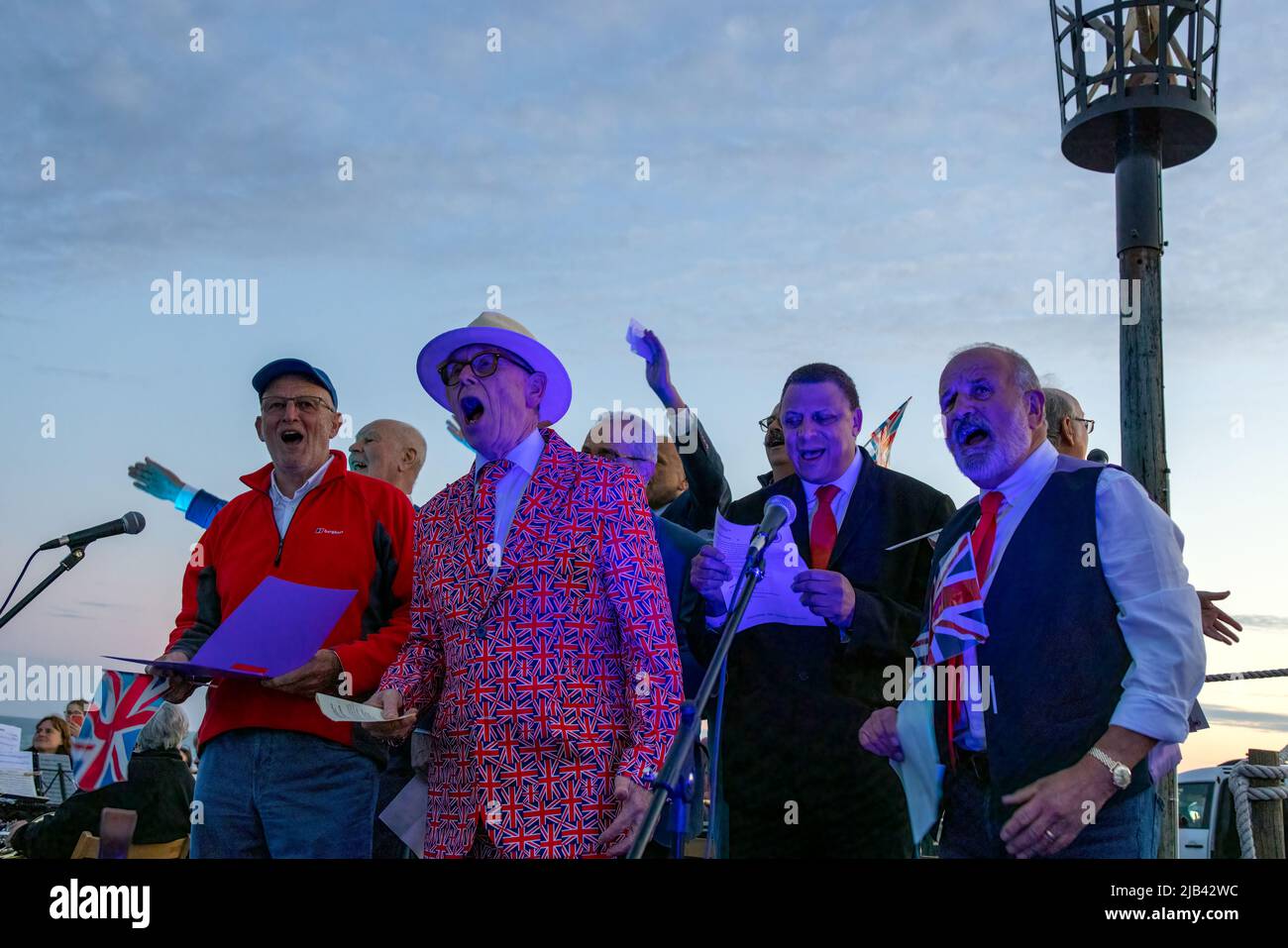 Hove Promenade, Hove Lagoon, ville de Brighton et Hove, East Sussex, Royaume-Uni. Halte à la balise Hove célébrant les célébrations du Jubilé de platine de la reine Elizabeth II. La balise était allumée avec un écran LED spécialement conçu par l'artiste local Eleni Shiarlis. Il s'agit d'un affichage permanent allumé tous les soirs. Avant l'éclairage cérémonial, des centaines de résidents locaux ont été divertis par Un groupe de cappella Sussex Kings of Harmony. 2nd juin 2022. David Smith/Alamy News Banque D'Images