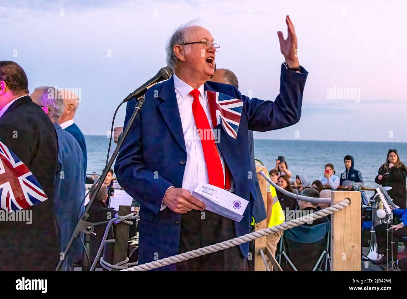 Hove Promenade, Hove Lagoon, ville de Brighton et Hove, East Sussex, Royaume-Uni. Halte à la balise Hove célébrant les célébrations du Jubilé de platine de la reine Elizabeth II. La balise était allumée avec un écran LED spécialement conçu par l'artiste local Eleni Shiarlis. Il s'agit d'un affichage permanent allumé tous les soirs. Avant l'éclairage cérémonial, des centaines de résidents locaux ont été divertis par Un groupe de cappella Sussex Kings of Harmony. 2nd juin 2022. David Smith/Alamy News Banque D'Images