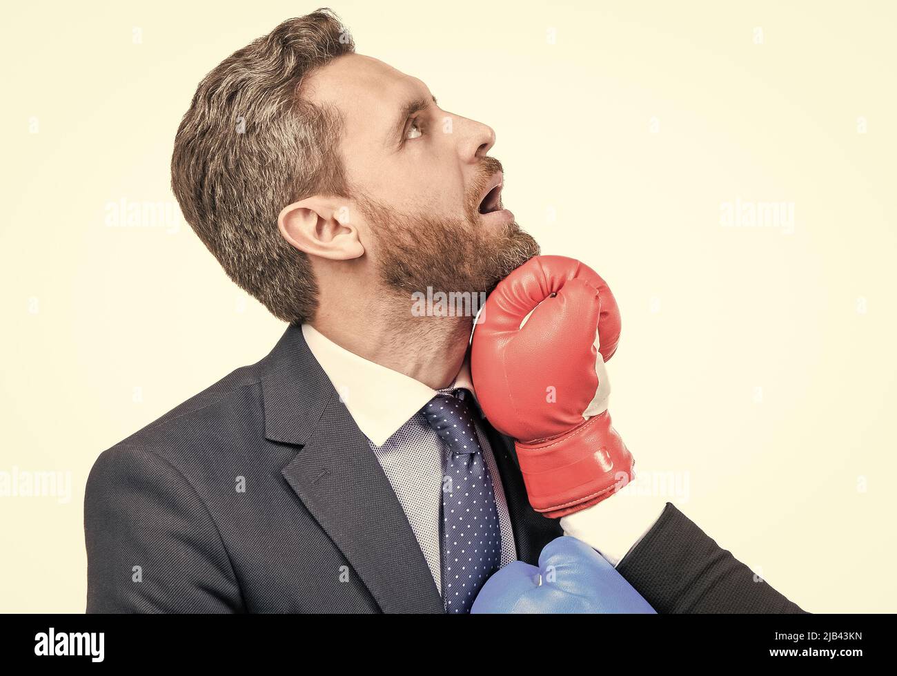 Une coupe supérieure tombe dans sa mâchoire. Les hommes d