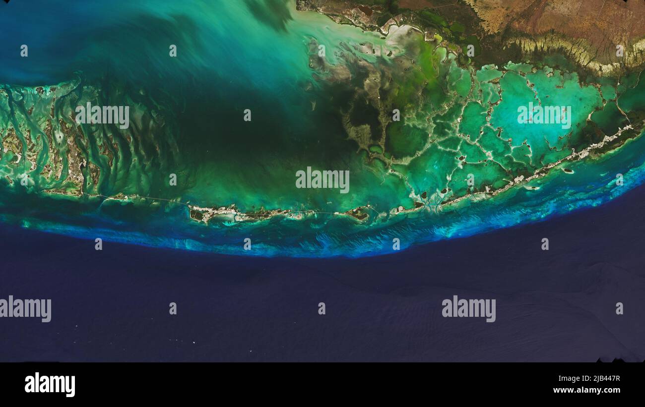 Antenne de haute altitude des Florida Keys de Big Pine Key à Key Largo avec Florida Bay et les Everglades au nord et Gulf Stream au sud. Banque D'Images