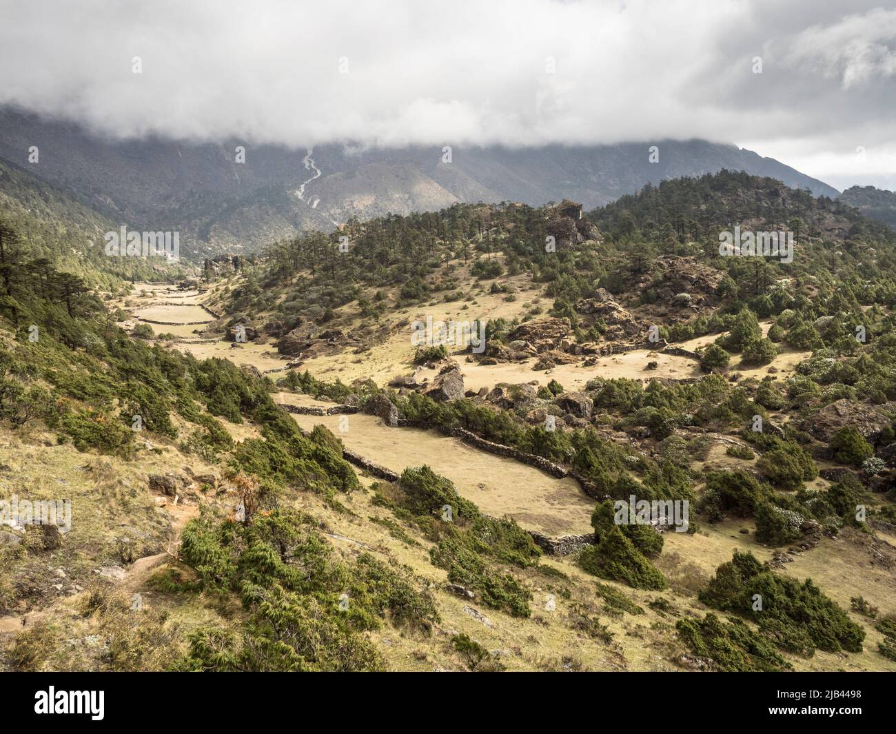 Khunde pâturages d'été et le chemin vers le mémorial d'Hillary, Khumbu. Banque D'Images