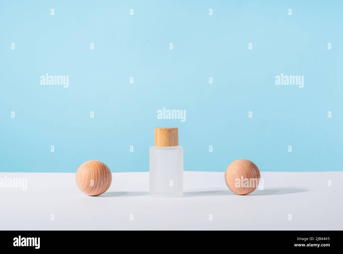 Bouteille en verre cosmétique sur fond bleu. Présentation du produit de toner liquide pour le soin de la peau bleu. .Maquette de soins médicaux et de crème cosmétique avec style Banque D'Images
