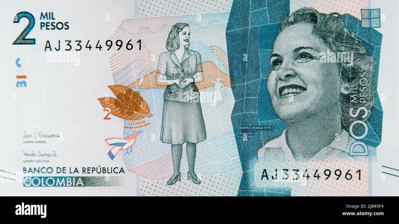 argent colombien, deux mille pesos sur fond blanc Banque D'Images