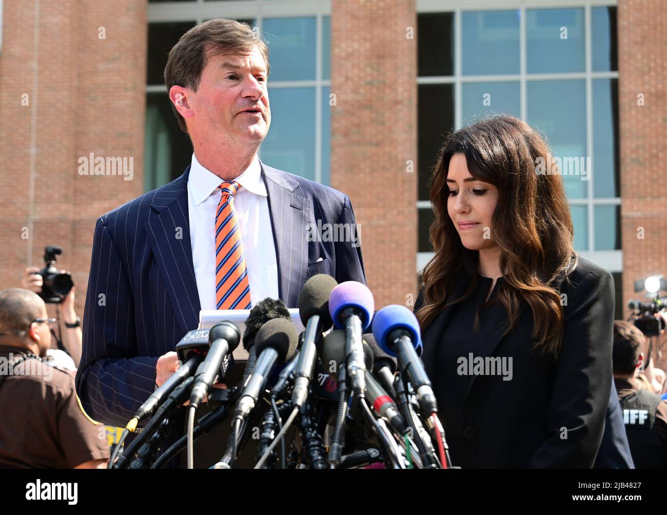 Les avocats de Johnny Depp, Benjamin G. Chew, à gauche, et Camille Vasquez, à droite, font des déclarations à l'extérieur du palais de justice du comté de Fairfax, à Fairfax, en Virginie, après l'annonce du verdict du jury mercredi, 1 juin 2022. Johnny Depp Depp a intenté une poursuite en diffamation contre son ancienne femme, l'actrice Amber a entendu, après avoir écrit une op-ed dans le Washington Post en 2018 qui, sans nommer Depp, l'a accusé d'abus domestique.Credit: Ron Sachs/CNP/Sipa USA (RESTRICTION: PAS de journaux ou journaux New York ou New Jersey dans un rayon de 75 km de New York) Banque D'Images