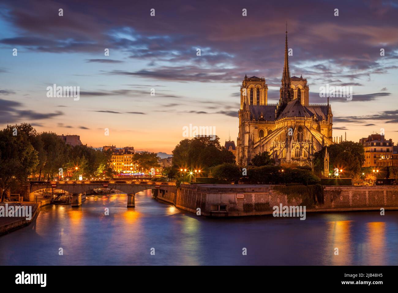 Photo de notre Dame à Paris et de la Seine au crépuscule Banque D'Images