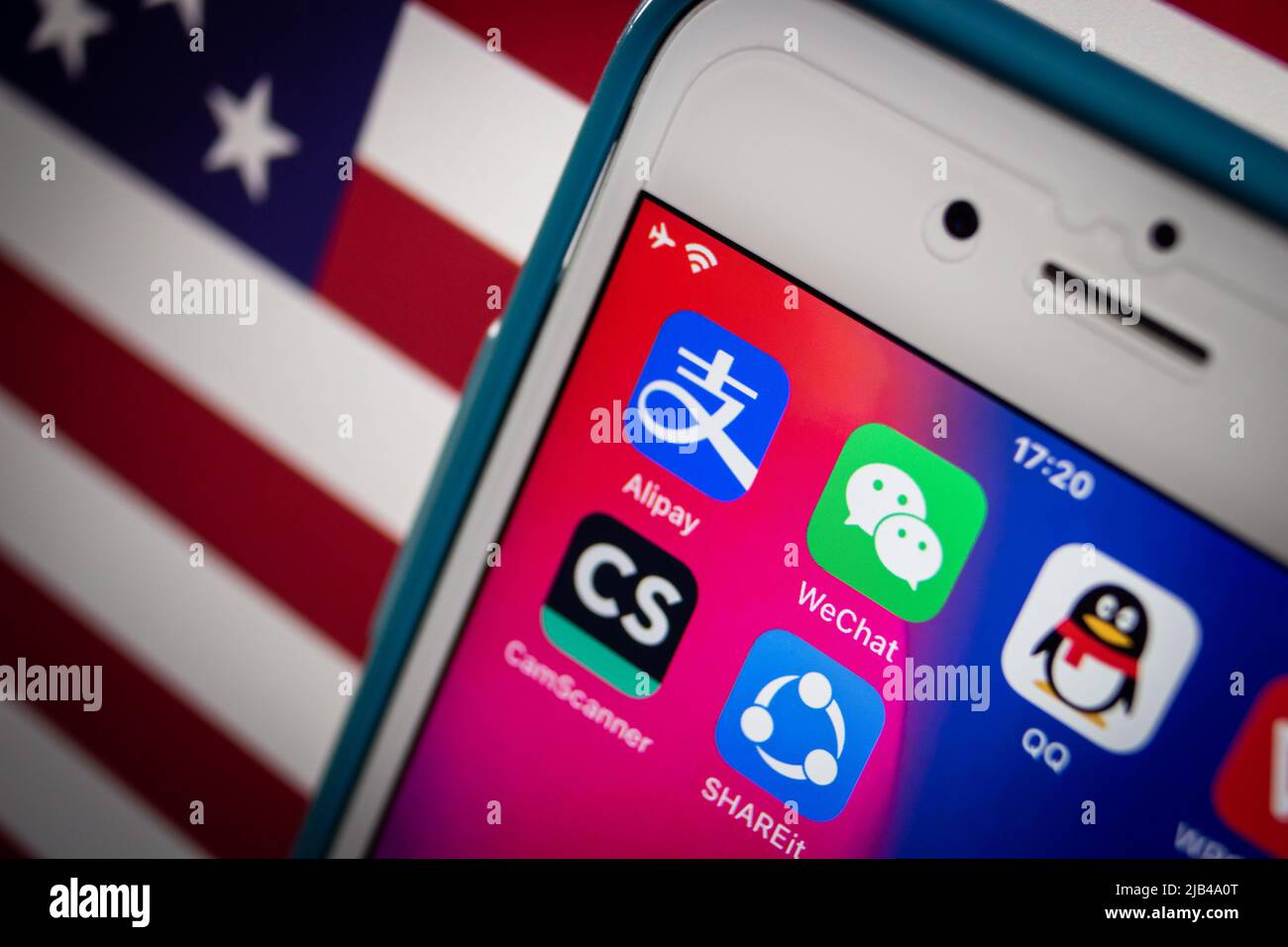 Alipay, WeChat Pay, CamScanner, QQ Wallet, ShareIt, Tencent QQ, Vmate et bureau WPS avec drapeau américain. LES ÉTATS-UNIS étendent l'interdiction du concept d'applications chinoises Banque D'Images
