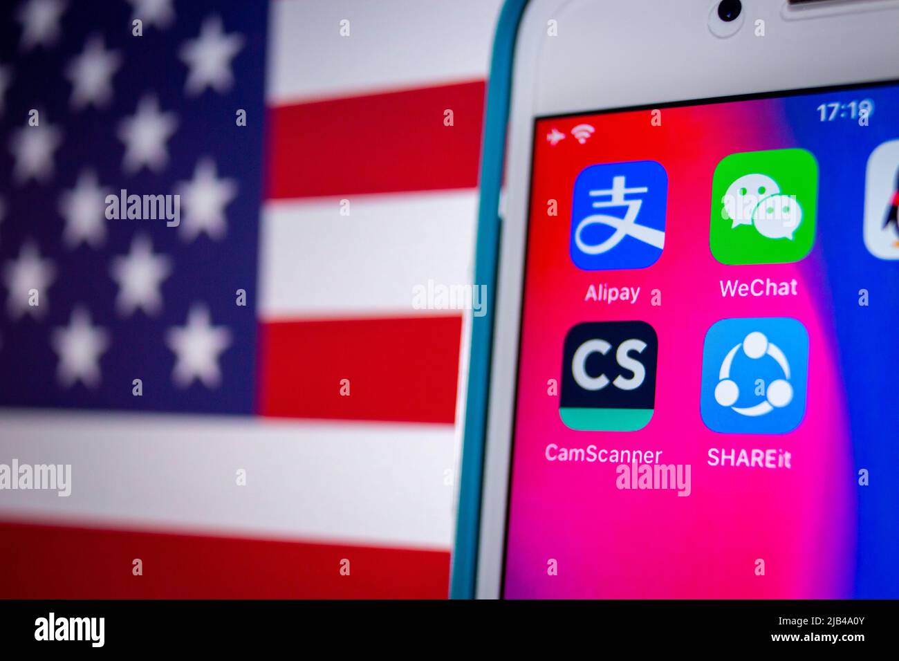 Alipay, WeChat Pay, CamScanner, QQ Wallet, ShareIt, Tencent QQ, Vmate et bureau WPS avec drapeau américain. LES ÉTATS-UNIS étendent l'interdiction du concept d'applications chinoises Banque D'Images