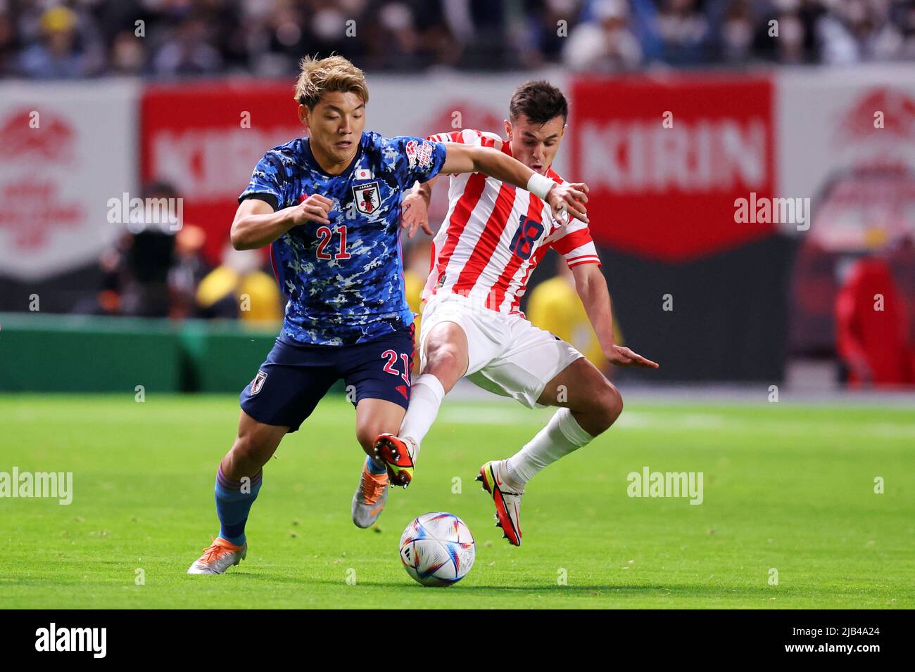 Hokkaido, Japon. 2nd juin 2022. (G-D) Ritsu Doan (JPN), Andres Cubas (par) football : KIRIN Challenge Cup 2022 match entre le Japon 4-1 Paraguay au Sapporo Dome à Hokkaido, Japon . Crédit: Naoki Nishimura/AFLO SPORT/Alay Live News Banque D'Images