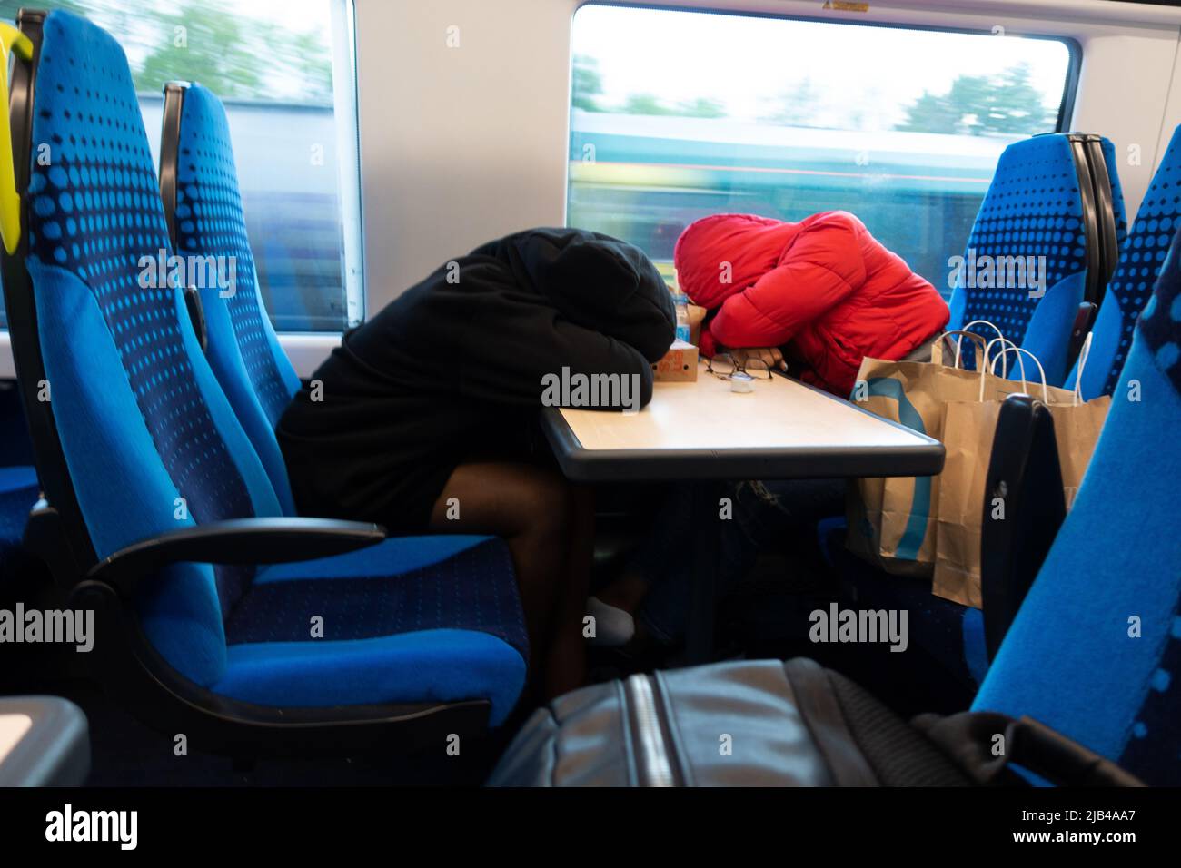 deux jeunes dormant dans un train Banque D'Images