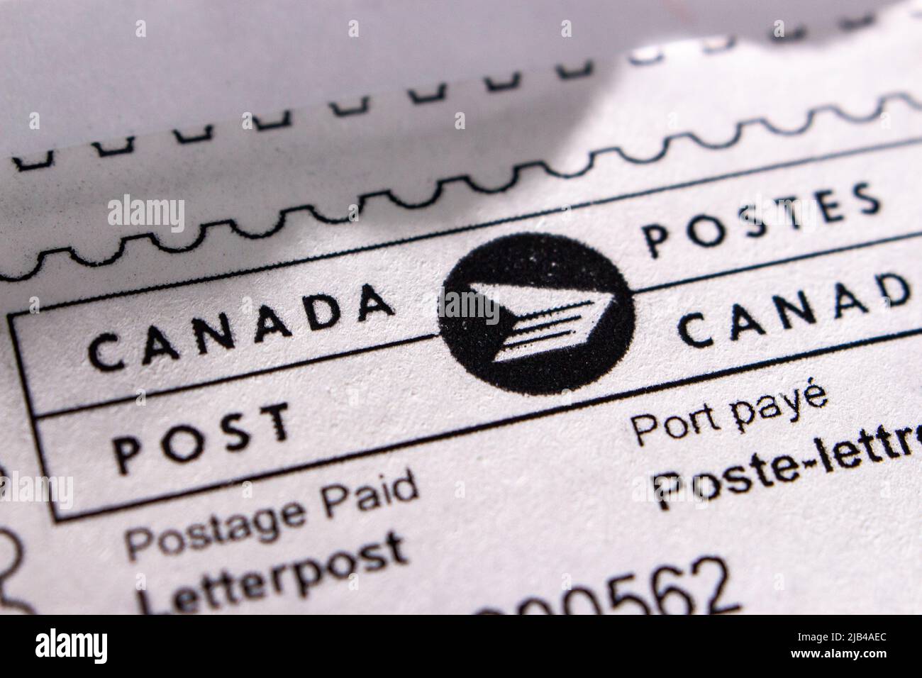 Logo de postes Canada imprimé sur une enveloppe blanche. La Société