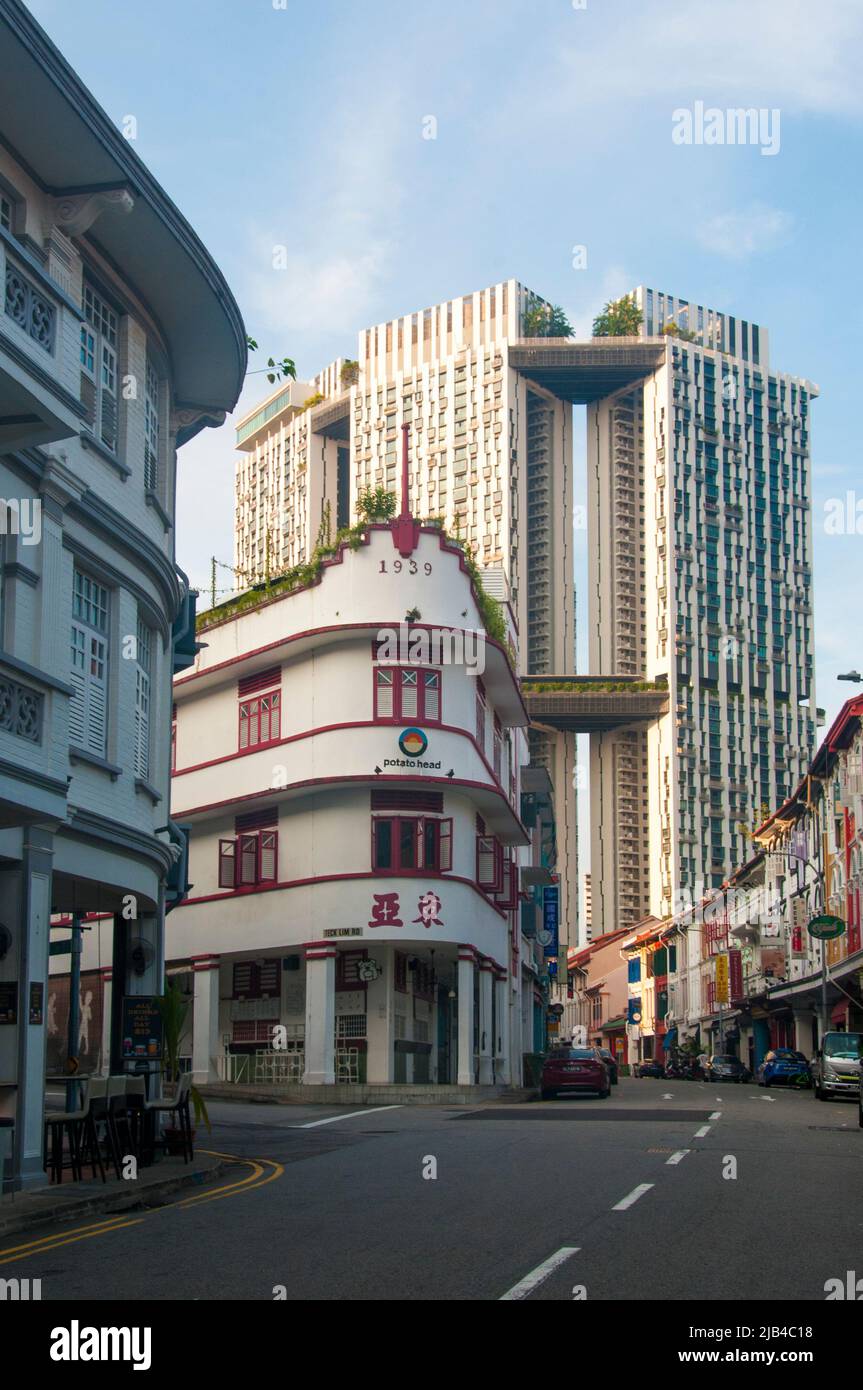 Keong Saik Road, un ancien quartier lumineux rouge et plus doux, avec les tours de logements publics Pinnacle@Duxton au-delà, Chinatown, Singapour Banque D'Images