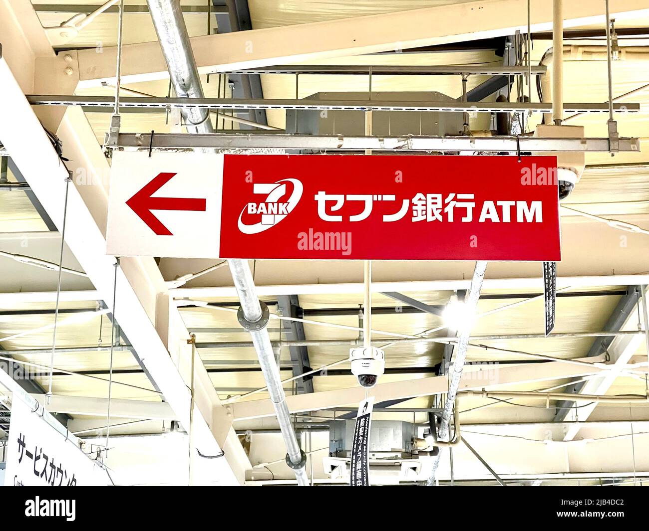 Panneau suspendu d'angle de Seven Bank ATM - 7-Eleven Japan Bank Banque D'Images