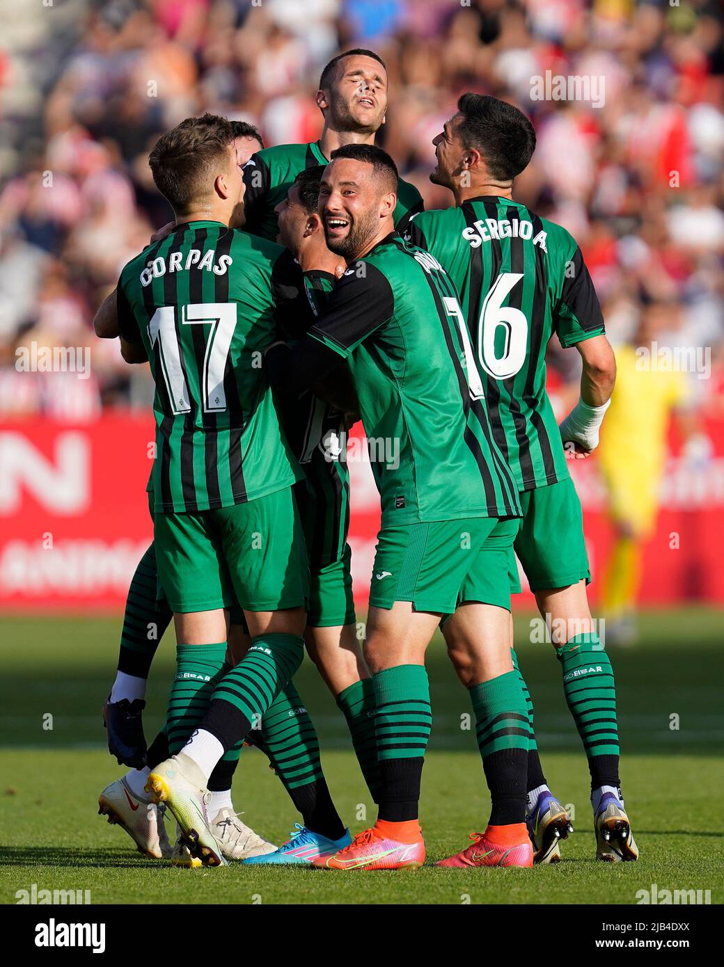 Ager Aketxe de SD Eibar fête avec ses coéquipiers après avoir obtenu le score de 0-1 lors du match de la Ligue SmartBank, match demi-décisif entre Girona FC et SD Eibar joué au stade de Montilivi sur 2 juin 2022 à Gérone, en Espagne. (Photo de Bagu Blanco / PRESSINPHOTO) Banque D'Images