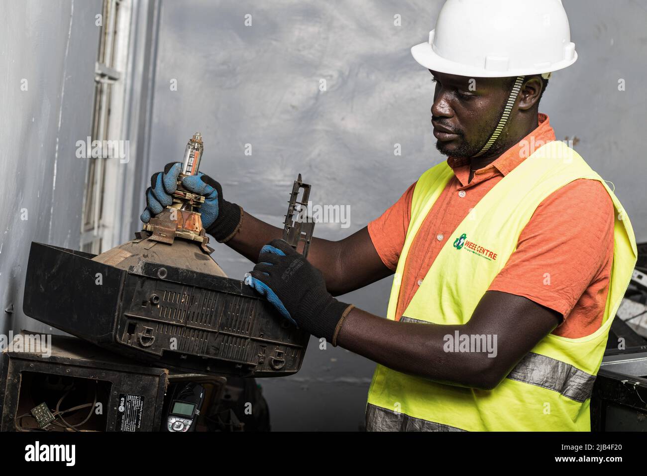 Mark Oluoch un employé des déchets électroniques du centre des déchets d'équipements électriques et électroniques (WEEE Center) trie les déchets électroniques dans un centre de collecte des déchets électroniques de Nakuru avant d'être ensuite transporté à Nairobi pour recyclage. Le Kenya produit environ 11 000 tonnes métriques de déchets électroniques chaque année, la plupart de ces déchets contiennent des produits chimiques nocifs comme le plomb, le mercure et le phosphore. Des appels sont lancés pour augmenter les taux de collecte et de recyclage des déchets électroniques et plastiques afin de protéger l'environnement et la santé publique. Banque D'Images