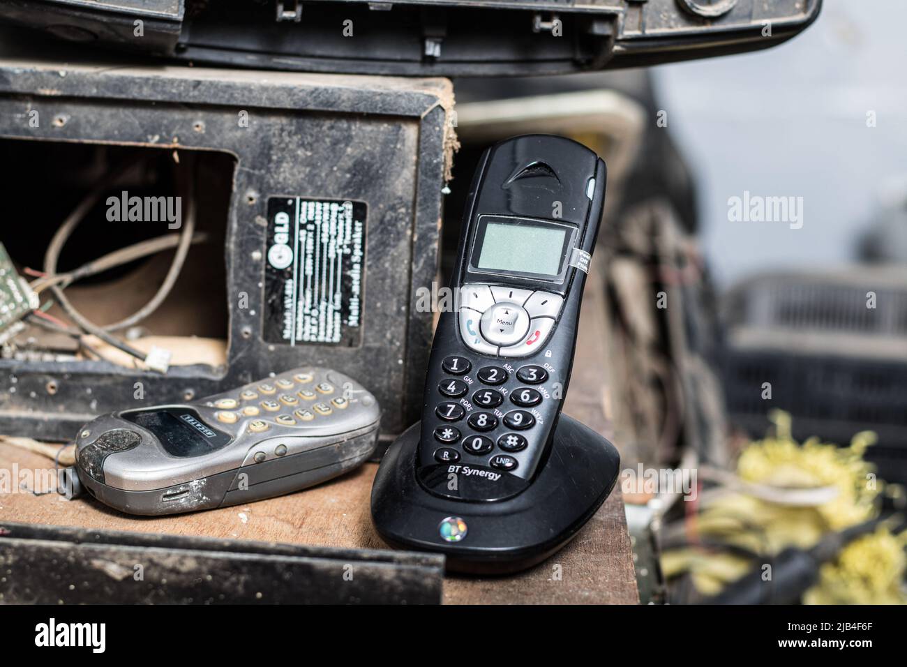 Nakuru, Kenya. 02nd juin 2022. Une vue de deux anciens téléphones mobiles dans un centre de collecte des déchets électroniques à Nakuru avant qu'il soit ensuite transporté à Nairobi pour recyclage. Le Kenya produit environ 11 000 tonnes métriques de déchets électroniques chaque année, la plupart de ces déchets contiennent des produits chimiques nocifs comme le plomb, le mercure et le phosphore. Des appels sont lancés pour augmenter les taux de collecte et de recyclage des déchets électroniques et plastiques afin de protéger l'environnement et la santé publique. (Photo de James Wakibia/SOPA Images/Sipa USA) crédit: SIPA USA/Alay Live News Banque D'Images