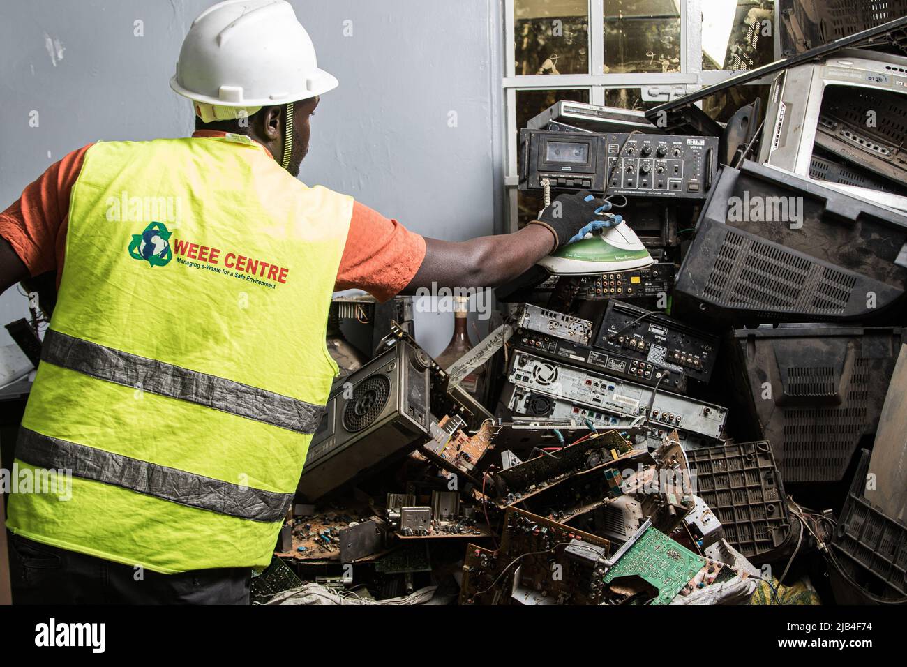 Mark Oluoch un employé des déchets électroniques du centre des déchets d'équipements électriques et électroniques (WEEE Center) trie les déchets électroniques dans un centre de collecte des déchets électroniques de Nakuru avant d'être ensuite transporté à Nairobi pour recyclage. Le Kenya produit environ 11 000 tonnes métriques de déchets électroniques chaque année, la plupart de ces déchets contiennent des produits chimiques nocifs comme le plomb, le mercure et le phosphore. Des appels sont lancés pour augmenter les taux de collecte et de recyclage des déchets électroniques et plastiques afin de protéger l'environnement et la santé publique. (Photo de James Wakibia/SOPA Images/Sipa USA) Banque D'Images